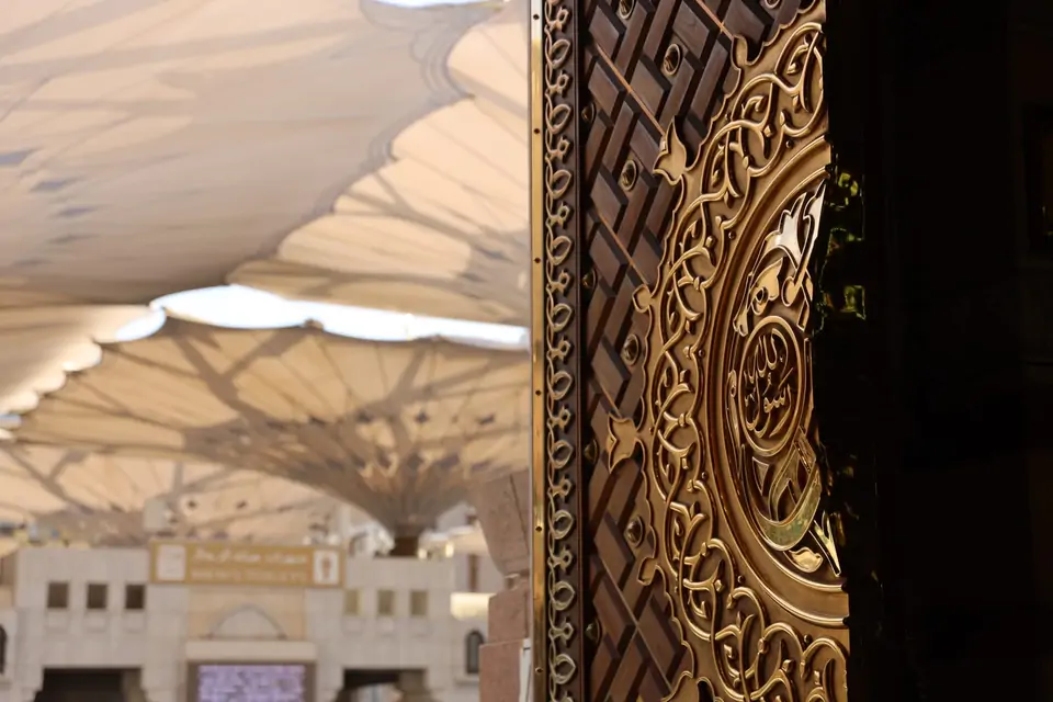 Een sierlijke gouden deur van de Moskee van de Profeet in Medina