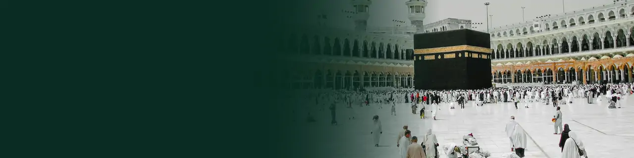 De Kaaba in Masjid al-Haram in Mekka met pelgrims